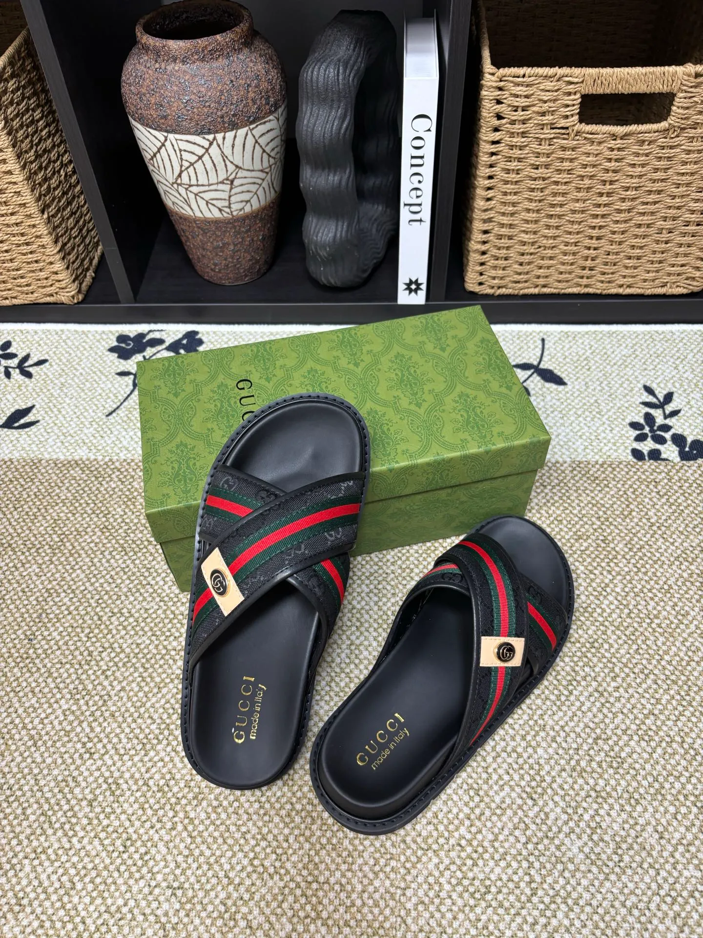 Factory 💰 300 yuan Gucci slippers] high-end men's shoes brand official website 1:1 latest masterpiece: original mold customization, the fabric is made of imported original materials, upgraded outsole, lighter and non-slip. The market's top quality, simple yet tasteful, a must-have for fashionistas, fashionable at your feet, full of confidence, the same style at the counter 👍The season of summer slippers is here. Code: 38-45 (45 customized)